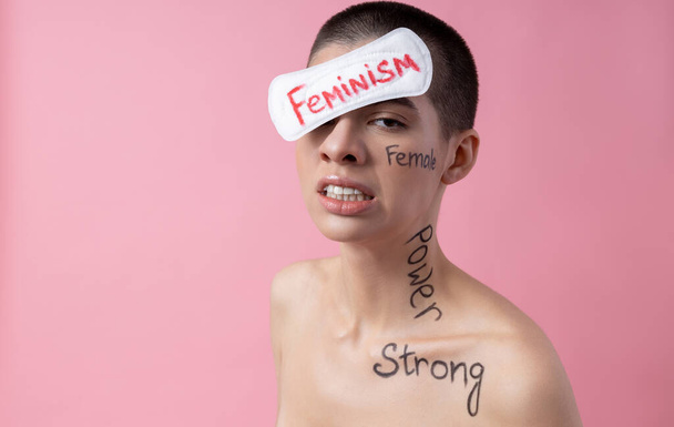 Feministische agressieve vrouw met woorden geschreven op haar Stockfoto - Foto, afbeelding