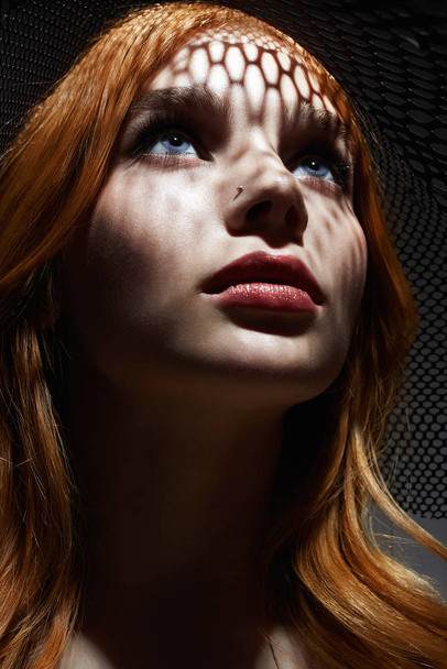 Mädchen mit roten Haaren unter schwarzem Netz. schöne junge Frau - Foto, Bild