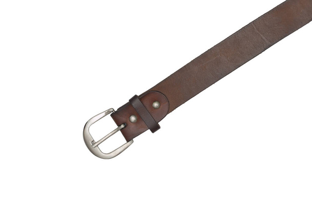 Cinturón de cuero marrón aislado sobre fondo blanco - Foto, Imagen