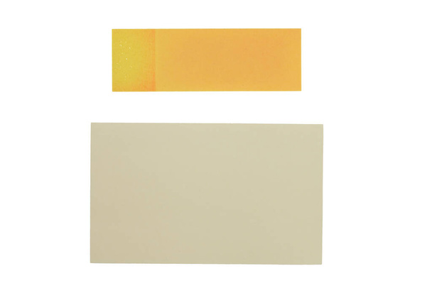 Sárga papír megjegyzés elszigetelt fehér háttér - Fotó, kép