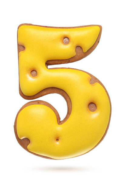Número 5 galletas de jengibre caseras aisladas en blanco
 - Foto, Imagen