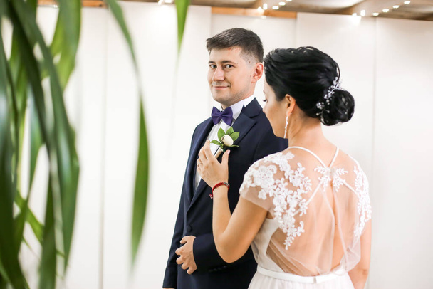 Noiva em um vestido elegante e noivo em um terno em um fundo de
 - Foto, Imagem