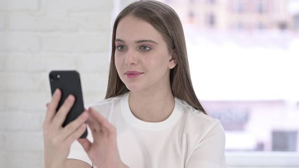 Portret młodej kobiety używającej smartfona - Zdjęcie, obraz