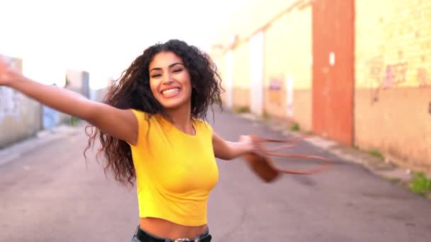Usmívající se mladá Arabka procházející se s otevřenou náručí - Záběry, video