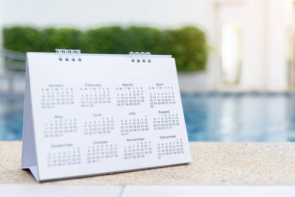 Calendario 2019 Cierre el calendario que establece el horario para organizar el horario. Concepto de gestión del tiempo. Calendario calendario con la planificación de la línea de tiempo en la piscina como fondo
. - Foto, imagen