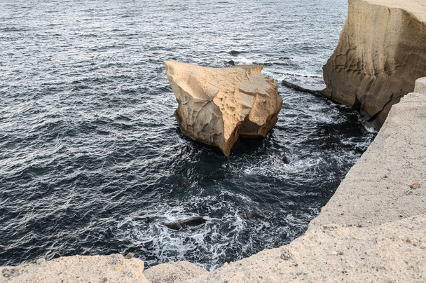 Kamienne wybrzeże San Miguel del Tajao. Wybiórcze skupienie. Teneryfa, Wyspy Kanaryjskie - Zdjęcie, obraz
