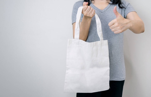 Χρησιμοποιώντας υφασμάτινες σακούλες αντί για πλαστικές Για ένα καλό περιβάλλον - Φωτογραφία, εικόνα