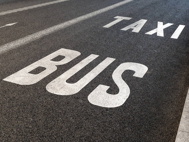 Bus taxi lane text on asphalt closeup - Fotoğraf, Görsel
