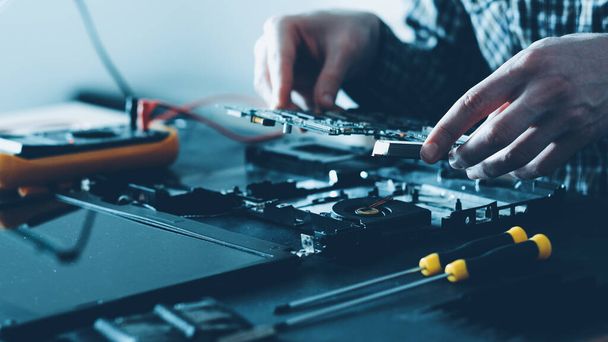 electronics repair shop male engineer laptop - Foto, Imagem