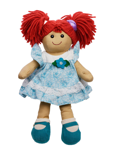 κούκλα ragdoll κόκκινα μαλλιά χαριτωμένο χαμόγελο στέκεται απομονωμένο σε λευκό - Φωτογραφία, εικόνα