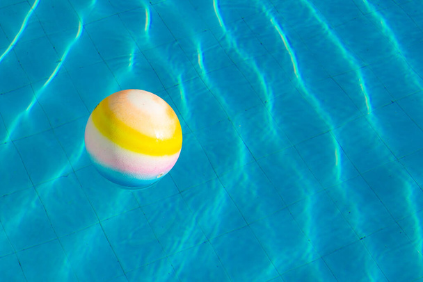 Piłka basen strona pływające na wodzie tło powierzchnia lato czas jasny dzień wakacje sezon koncepcja tapety wzór zdjęcie z pustą przestrzeń kopia dla tekstu tutaj - Zdjęcie, obraz