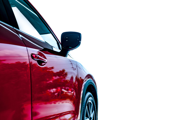 Luxe auto geïsoleerd op witte achtergrond. Auto leasingbedrijf. Autodealer concept. Zijaanzicht van rood glanzende auto met kopieerruimte. Automobielindustrie. Auto glas coating en glanzende bedrijf. Ev. - Foto, afbeelding