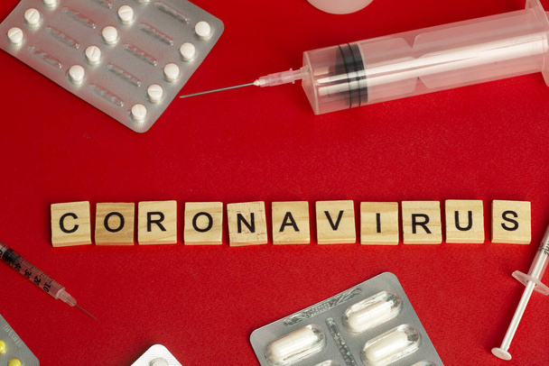 Koncepcja epidemii koronawirusa 2019-ncov. Koronawirus na czerwonym worku - Zdjęcie, obraz