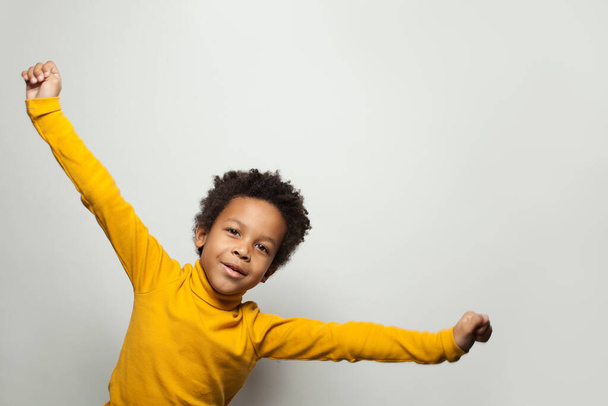 Brincalhão menino afro-americano no fundo branco
 - Foto, Imagem