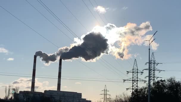 Fume de chaminés industriais contra um céu azul. Fumaça de chaminés de fábrica em um ambiente urbano. Conceito: poluição ambiental, ecologia
. - Filmagem, Vídeo