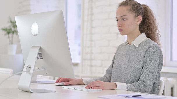 Jovem mulher latina trabalhando no computador desktop
 - Foto, Imagem