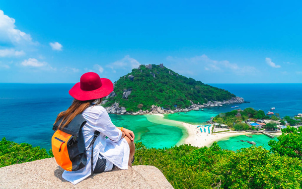 Ulkouima seikkailu matkustaja nainen istua päälle saarella iloa kaunis
 - Valokuva, kuva