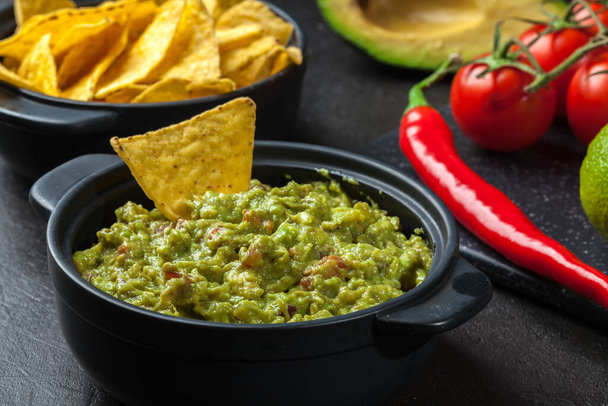Bowl of guacamole with corn chips - Foto, Imagem