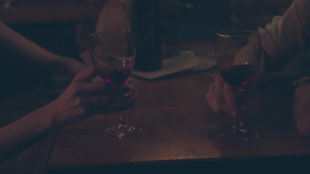 Een koppel bij een romantisch diner - Video