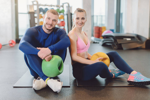 Mies ja nainen tekevät vatsan tai vatsan harjoituksia yhdessä
 - Valokuva, kuva