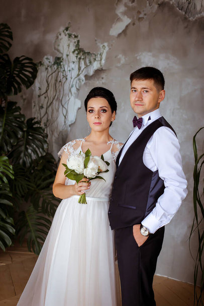 Beautiful bride with a vadebny bouquet in an elegant dress and t - Valokuva, kuva