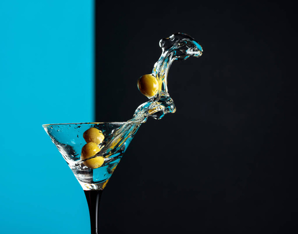 Martini com salpicos de azeitonas verdes
.  - Foto, Imagem