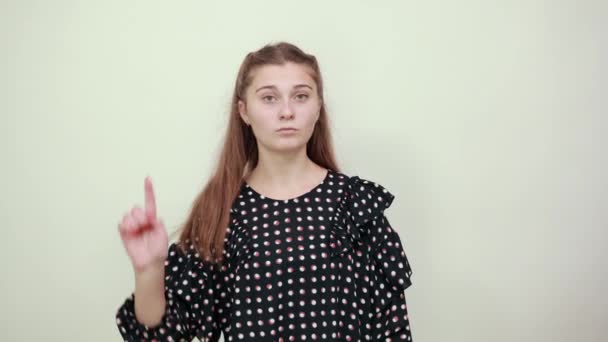 Дівчина в чорній сукні має ідею і піднімає індексний палець
 - Кадри, відео