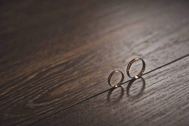 Wedding rings roll down the table 2485. - Фото, зображення