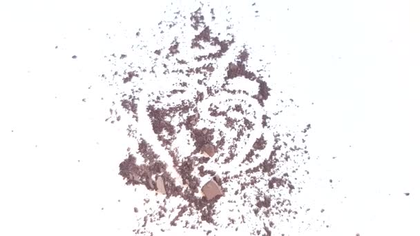 Розсіяне коричневе око тінь або порошок для обличчя на білому тлі, макіяж і концепція краси
 - Кадри, відео