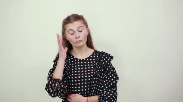 tyttö järkyttynyt epätoivossa, tyttö laittaa päänsä käsillä huonolla tuulella
 - Materiaali, video