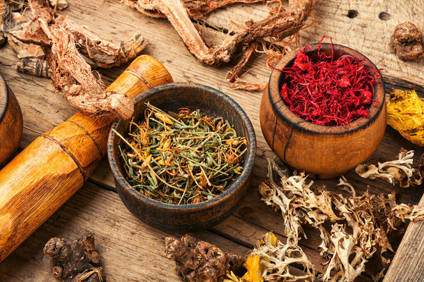 Healing herbs on wooden table - Foto, Imagem
