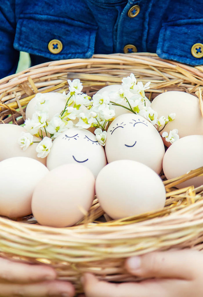 hausgemachte Eier mit schönen Gesichtern und einem Lächeln. Selektiver Fokus. - Foto, Bild
