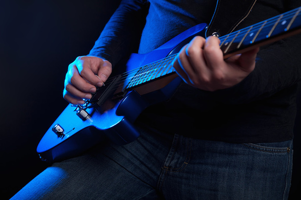 guitarrista de rock com guitarra azul
 - Foto, Imagem