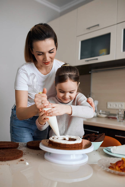 little talented girl learning to make cake - Zdjęcie, obraz
