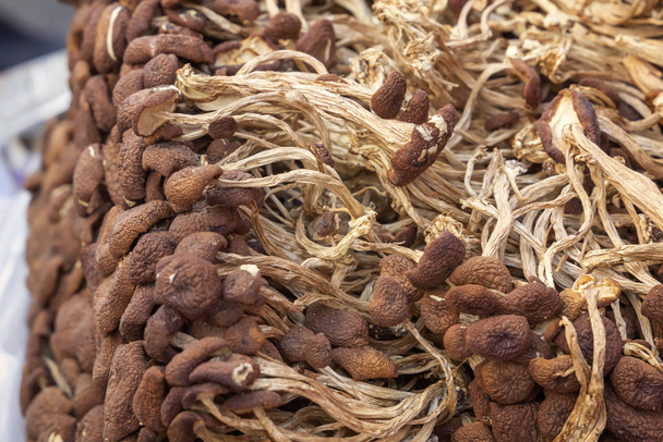 Las setas secas del árbol del té se venden en una bandeja de la calle para preparar platos orientales. Primer plano
 - Foto, Imagen