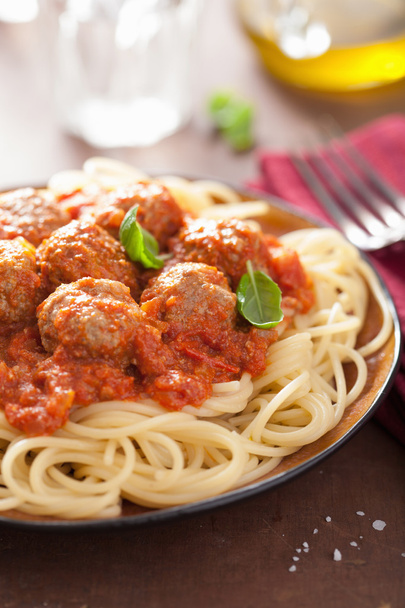 спагетті з фрикадельками в томатному соусі
 - Фото, зображення