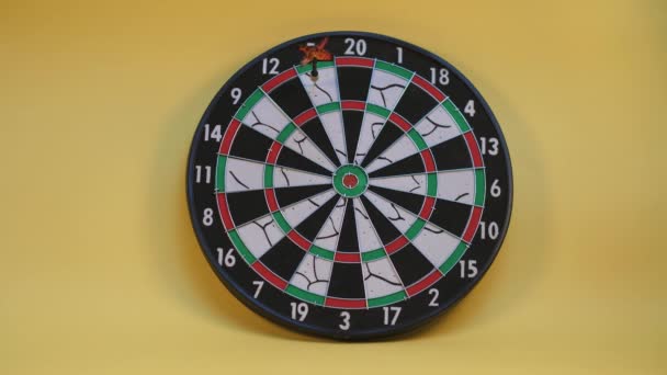 darts raakt darts op een gele achtergrond - Video