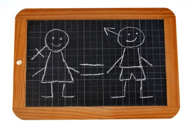 Conceito de igualdade de gênero com as crianças desenhado em uma ardósia escolar
 - Foto, Imagem