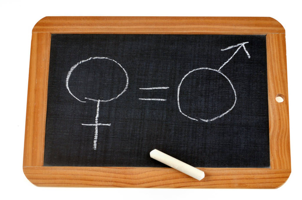 Sukupuolten tasa-arvon käsite miesten ja naisten symbolit piirretään koulun pöydältä liidulla
 - Valokuva, kuva