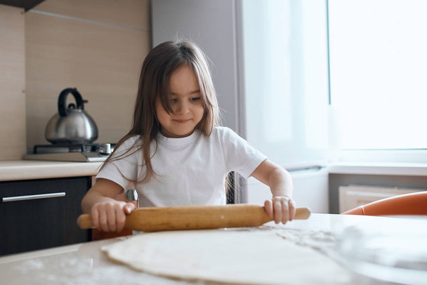 little child holding with rolling pin - Fotografie, Obrázek