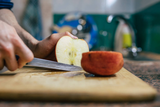 Man's Hands Cutting Apple - Zdjęcie, obraz
