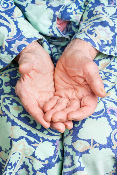 yaşlı bir kadın elinde - Fotoğraf, Görsel