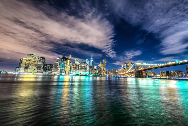 Skyline of Manhattan and Brooklyn γέφυρα, νυχτερινή θέα - Φωτογραφία, εικόνα