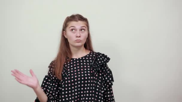 Mädchen im schwarzen Kleid enttäuscht negative Frau hob ihre Hand in Unmut - Filmmaterial, Video