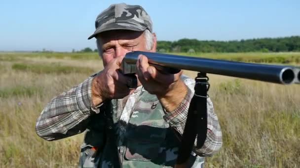 Hunter punta con una pistola
 - Filmati, video