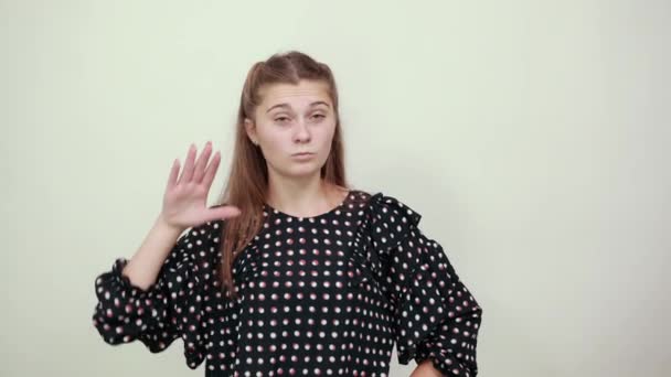 meisje afluisteren roddel zet de palm van haar hand naar oor - Video