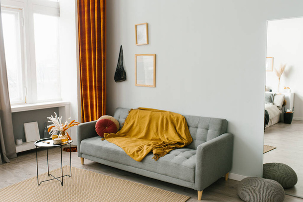 Интерьер гостиной в скандинавском минималистском хлеву
 - Фото, изображение