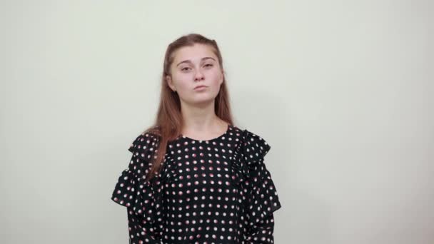 meisje in een zwarte jurk met witte cirkels geïrriteerd shows uit middelvinger - Video