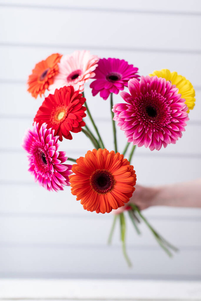 Güzel bir buket çiçek. Çiçekçinin işi bu. Çiçek teslimatı - Fotoğraf, Görsel