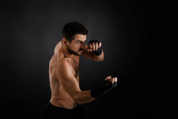 boxeador lanzando un golpe feroz y poderoso
. - Foto, Imagen